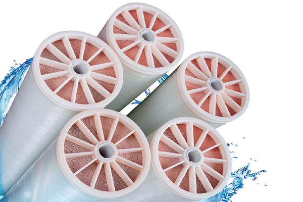 反滲透膜失效了是什么原因?qū)е碌?/></p><p><br/></p><p>　　2、對(duì)于反滲透膜的維護(hù)不當(dāng)造成堵塞</p><p>　　反滲透設(shè)備都會(huì)有多重的過濾，前幾級(jí)對(duì)于反滲透膜有著保護(hù)的作用，但如果維護(hù)不到位，就會(huì)有很多的雜質(zhì)進(jìn)入到反滲透膜，造成了污堵，出現(xiàn)損壞，所以要經(jīng)常的進(jìn)行維護(hù)。</p><p>　　3、長(zhǎng)期的停用也會(huì)損壞反滲透膜</p><p>　　在長(zhǎng)時(shí)間停用，超過一個(gè)月以上，反滲透膜就會(huì)出現(xiàn)干裂，而且就算是停用，設(shè)備中也還會(huì)有水分存在，長(zhǎng)期的呆在設(shè)備中，就會(huì)滋生細(xì)菌，污染膜片。</p><p>　　通過上面對(duì)反滲透膜失效了是什么原因?qū)е碌慕榻B，我們已經(jīng)有了了解，通過上面的介紹我們也可以發(fā)現(xiàn)，正確的使用與保養(yǎng)反滲透膜是非常重要的，并且在選擇時(shí)不能貪圖便宜，要選擇正規(guī)廠家生產(chǎn)的產(chǎn)品，選擇可以信賴的銷售商，買到好的反滲透膜產(chǎn)品。</p><p><br/></p>                    </div>
                    <div   id=